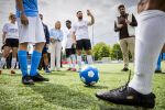 VOORBURG 2 juni 2026 Koningin Maxima tijdens de aftrap van âDe Onzichtbare Blessureâ. Met het programma besteden KNVB en Zilveren Kruis aandacht aan mentale gezondheid in het amateurvoetbal. MIND Us wil dat jongeren grip krijgen op hun mentale gezondheid, zich veerkrachtig ontwikkelen en hulp weten te vinden als dat nodig is, Maxima is erevoorzitter van de stichting. De aftrap vind plaats in de Week van de Mentale Gezondheid. Koningin Maxima en Kosso