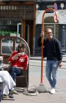 Amsterdam 3 juni 2026
Lammert Moerman met een oranje Jee O douche in het centrum van Amsterdam.