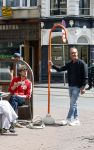 Amsterdam 3 juni 2026
Lammert Moerman met een oranje Jee O douche in het centrum van Amsterdam.