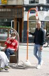 Amsterdam 3 juni 2026
Lammert Moerman met een oranje Jee O douche in het centrum van Amsterdam.