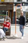 Amsterdam 3 juni 2026
Lammert Moerman met een oranje Jee O douche in het centrum van Amsterdam.