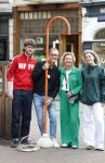 Amsterdam 3 juni 2026
Lammert Moerman met een oranje Jee O douche in het centrum van Amsterdam.