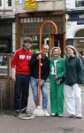 Amsterdam 3 juni 2026
Lammert Moerman met een oranje Jee O douche in het centrum van Amsterdam.