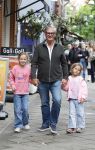 Amsterdam 12 juni 2026
Leo v Vliet met 2 van zijn kleindochtyers in Amsterdam zuid 