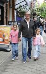 Amsterdam 12 juni 2026
Leo v Vliet met 2 van zijn kleindochtyers in Amsterdam zuid 