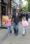 Amsterdam 12 juni 2026
Leo v Vliet met 2 van zijn kleindochtyers in Amsterdam zuid 