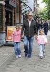 Amsterdam 12 juni 2026
Leo v Vliet met 2 van zijn kleindochtyers in Amsterdam zuid 