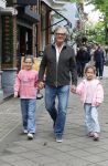 Amsterdam 12 juni 2026
Leo v Vliet met 2 van zijn kleindochtyers in Amsterdam zuid 
