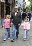 Amsterdam 12 juni 2026
Leo v Vliet met 2 van zijn kleindochtyers in Amsterdam zuid 