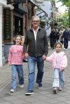Amsterdam 12 juni 2026
Leo v Vliet met 2 van zijn kleindochtyers in Amsterdam zuid 