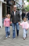 Amsterdam 12 juni 2026
Leo v Vliet met 2 van zijn kleindochtyers in Amsterdam zuid 
