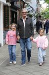 Amsterdam 12 juni 2026
Leo v Vliet met 2 van zijn kleindochtyers in Amsterdam zuid 