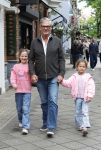 Amsterdam 12 juni 2026
Leo v Vliet met 2 van zijn kleindochtyers in Amsterdam zuid 