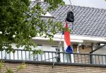 Amsterdam 11 jun i 2026
Martijn Krabbe bij zijn huis . de vlag hangt uit omdat zoon Achilles geslaagd is .