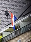 Amsterdam 11 jun i 2026
Martijn Krabbe bij zijn huis . de vlag hangt uit omdat zoon Achilles geslaagd is .