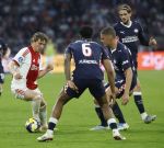 Amsterdam, 2 Mei 2026
Kompetitiewedstrijd AJAX-PSV, eindstand 2-2
Mika Godts met Joey Veerman en Ryan Flamingo