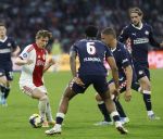 Amsterdam, 2 Mei 2026
Kompetitiewedstrijd AJAX-PSV, eindstand 2-2
Mika Godts met Joey Veerman en Ryan Flamingo