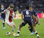 Amsterdam, 2 Mei 2026
Kompetitiewedstrijd AJAX-PSV, eindstand 2-2
Mika Godts met Joey Veerman en Ryan Flamingo
