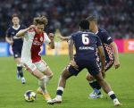 Amsterdam, 2 Mei 2026
Kompetitiewedstrijd AJAX-PSV, eindstand 2-2
Mika Godts met Joey Veerman en Ryan Flamingo