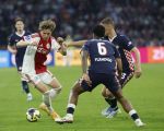 Amsterdam, 2 Mei 2026
Kompetitiewedstrijd AJAX-PSV, eindstand 2-2
Mika Godts met Joey Veerman en Ryan Flamingo