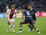 Amsterdam, 2 Mei 2026
Kompetitiewedstrijd AJAX-PSV, eindstand 2-2
Mika Godts met Joey Veerman en Ryan Flamingo