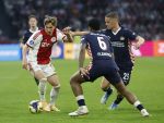 Amsterdam, 2 Mei 2026
Kompetitiewedstrijd AJAX-PSV, eindstand 2-2
Mika Godts met Joey Veerman en Ryan Flamingo