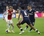 Amsterdam, 2 Mei 2026
Kompetitiewedstrijd AJAX-PSV, eindstand 2-2
Mika Godts met Joey Veerman en Ryan Flamingo