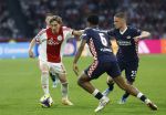 Amsterdam, 2 Mei 2026
Kompetitiewedstrijd AJAX-PSV, eindstand 2-2
Mika Godts met Joey Veerman en Ryan Flamingo
