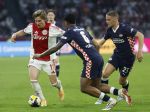 Amsterdam, 2 Mei 2026
Kompetitiewedstrijd AJAX-PSV, eindstand 2-2
Mika Godts met Joey Veerman en Ryan Flamingo