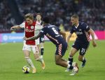 Amsterdam, 2 Mei 2026
Kompetitiewedstrijd AJAX-PSV, eindstand 2-2
Mika Godts met Joey Veerman en Ryan Flamingo