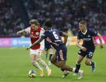 Amsterdam, 2 Mei 2026
Kompetitiewedstrijd AJAX-PSV, eindstand 2-2
Mika Godts met Joey Veerman en Ryan Flamingo