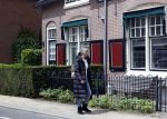 Loosdrecht 14 juni 2026
Milika Peterzon wandelend door Loosdrecht . Milika loopt voorbij haar oude huis 