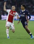Amsterdam, 2 Mei 2026
Kompetitiewedstrijd AJAX-PSV, eindstand 2-2
Oscar Gloukh met Noah Fernandez