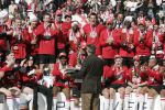 Eindhoven, 9 April 2006 Kampioenswedstrijd PSV-FC Groningen
Kompetitie Seizoen 2005/2006 Eindstand 1-1
Mr. PSV Willy v d Kuylen overhandigt de kampioensschaal aan aanvoerder Phillip Cocu