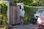 Breukeleveen 25 mei 2026
Huis Prinses Mabel . Een man bezorgt een boek door het over de poort te gooien 