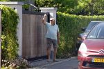 Breukeleveen 25 mei 2026
Huis Prinses Mabel . Een man bezorgt een boek door het over de poort te gooien 