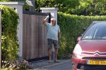 Breukeleveen 25 mei 2026
Huis Prinses Mabel . Een man bezorgt een boek door het over de poort te gooien 