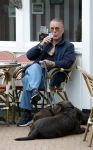 Noordwijk 17 juni 2026
Rogier Smit woont met zijn twee honden in een caravan omdat hij geen huis kan vinden .