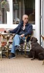 Noordwijk 17 juni 2026
Rogier Smit woont met zijn twee honden in een caravan omdat hij geen huis kan vinden .