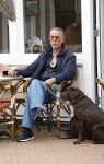 Noordwijk 17 juni 2026
Rogier Smit woont met zijn twee honden in een caravan omdat hij geen huis kan vinden .