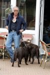 Noordwijk 17 juni 2026
Rogier Smit woont met zijn twee honden in een caravan omdat hij geen huis kan vinden .