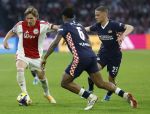 Amsterdam, 2 Mei 2026
Kompetitiewedstrijd AJAX-PSV, eindstand 2-2
Ryan Flamingo en Mika Godts