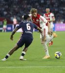 Amsterdam, 2 Mei 2026
Kompetitiewedstrijd AJAX-PSV, eindstand 2-2
Ryan Flamingo en Mika Godts