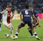 Amsterdam, 2 Mei 2026
Kompetitiewedstrijd AJAX-PSV, eindstand 2-2
Ryan Flamingo en Mika Godts