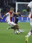Amsterdam, 2 Mei 2026
Kompetitiewedstrijd AJAX-PSV, eindstand 2-2
Sean Steur met Mauro Junior