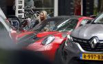 Amsterdam 13 juni 2026
Steven Bergwijn met zijn bijzondere porsche 911 GT3 in Amsterdam zuid met zijn vriendin Sem Smit en hun zoontje met au pair
