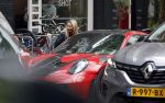 Amsterdam 13 juni 2026
Steven Bergwijn met zijn bijzondere porsche 911 GT3 in Amsterdam zuid met zijn vriendin Sem Smit en hun zoontje met au pair