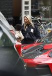 Amsterdam 13 juni 2026
Steven Bergwijn met zijn bijzondere porsche 911 GT3 in Amsterdam zuid met zijn vriendin Sem Smit en hun zoontje met au pair