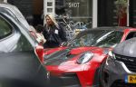 Amsterdam 13 juni 2026
Steven Bergwijn met zijn bijzondere porsche 911 GT3 in Amsterdam zuid met zijn vriendin Sem Smit en hun zoontje met au pair