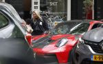 Amsterdam 13 juni 2026
Steven Bergwijn met zijn bijzondere porsche 911 GT3 in Amsterdam zuid met zijn vriendin Sem Smit en hun zoontje met au pair